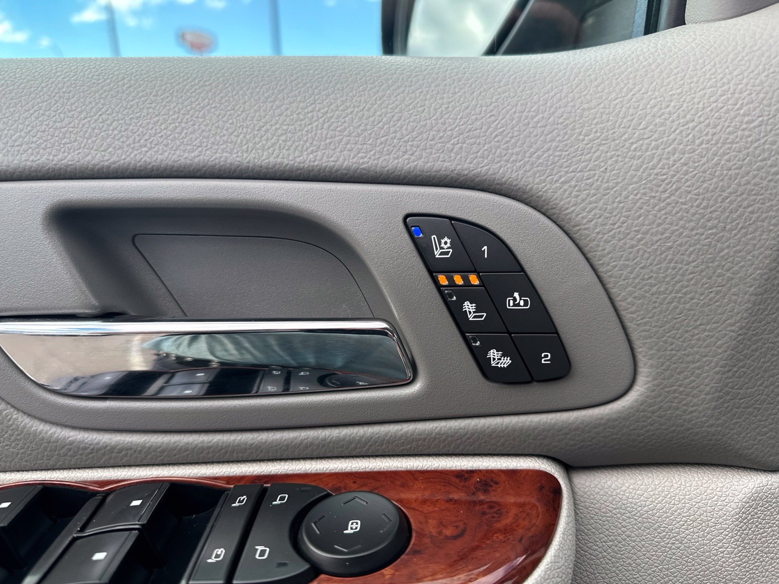Used 2013 Chevrolet Avalanche LTZ AWD/4WD image 18