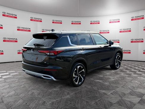 Used 2024 Mitsubishi Outlander SE image 3