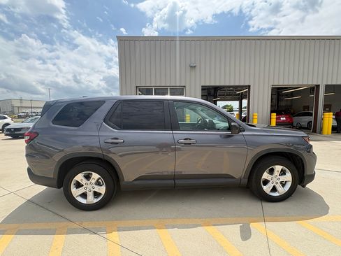 Used 2024 Honda Pilot LX image 9