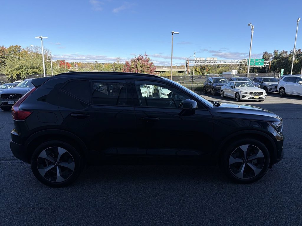 Certified 2025 Volvo XC40 B5 Plus AWD/4WD image 9