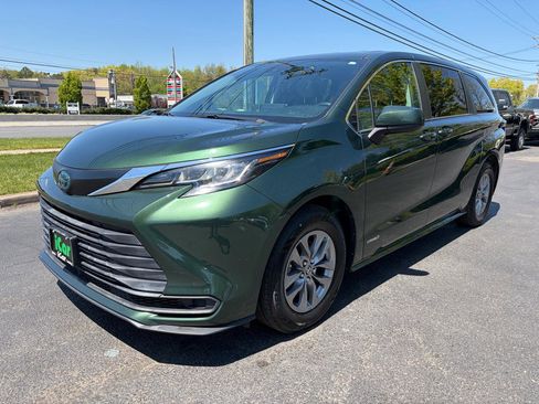 Used 2021 Toyota Sienna LE FWD image 2
