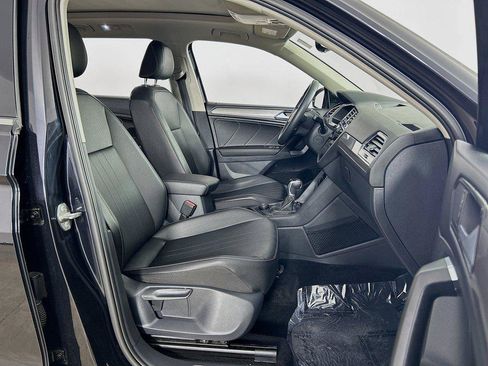 Used 2022 Volkswagen Tiguan SE w/ Panoramic Sunroof Package AWD/4WD image 28