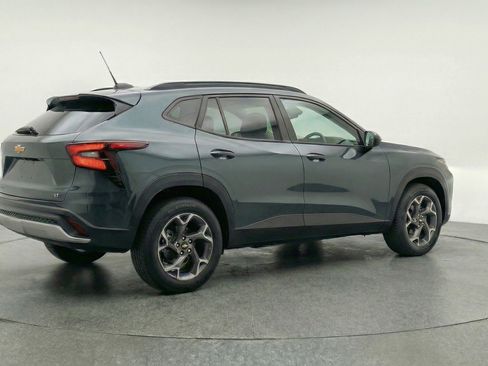Used 2025 Chevrolet Trax LT w/ LT Convenience Package FWD image 9