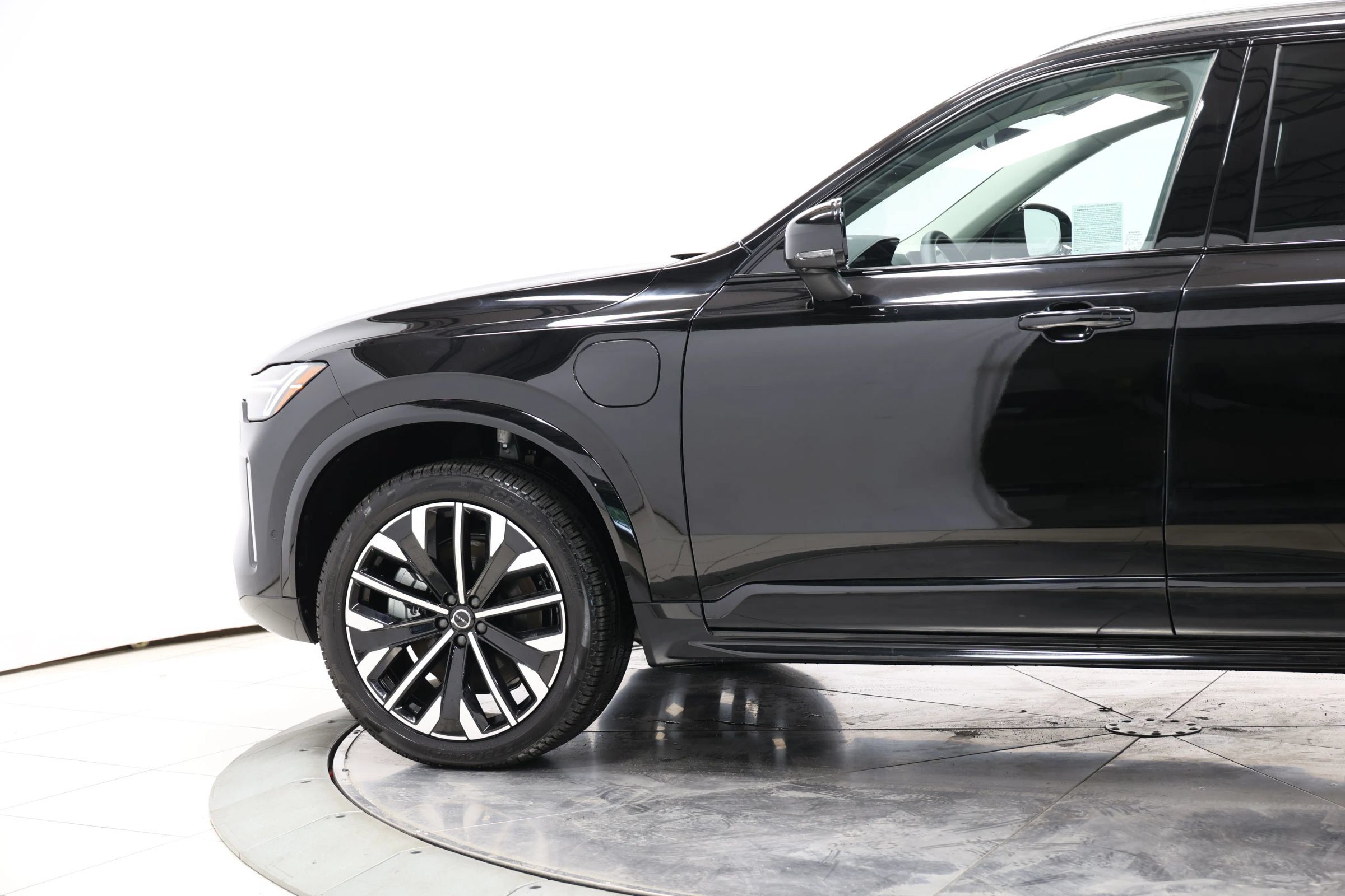Used 2025 Volvo XC90 T8 Plus w/ Protection Package Premier AWD/4WD image 6