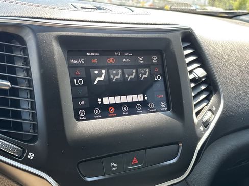 Certified 2019 Jeep Cherokee Latitude Plus AWD/4WD image 17