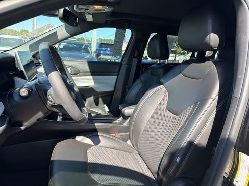 Used 2023 Jeep Compass Latitude w/ Sun and Sound Group image 18