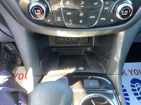 Used 2023 Chevrolet Equinox Premier FWD image 18