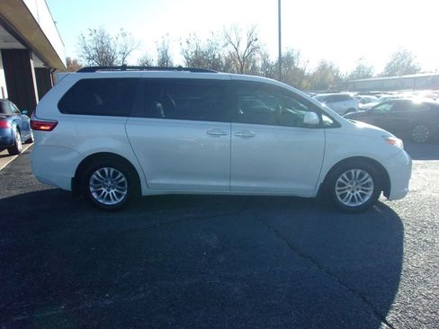 Used 2017 Toyota Sienna XLE image 4