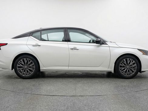 Used 2025 Nissan Altima 2.5 SV FWD image 11