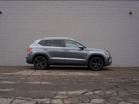 Used 2022 Volkswagen Taos SE w/ Panoramic Sunroof Package AWD/4WD image 8