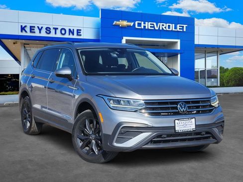 Used 2024 Volkswagen Tiguan SE image 1