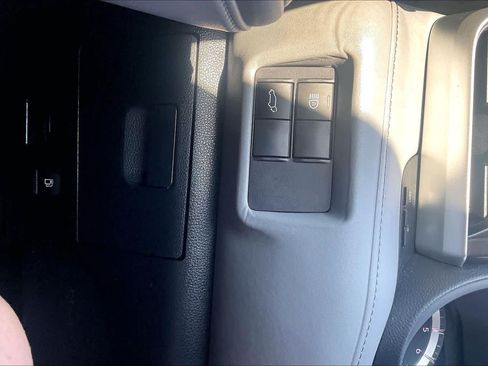 Used 2022 Toyota Highlander LE FWD image 30