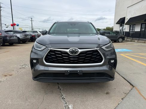 Used 2021 Toyota Highlander XLE AWD/4WD image 4