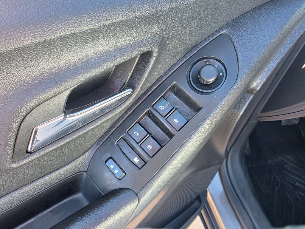 Used 2021 Chevrolet Trax LT AWD/4WD image 17