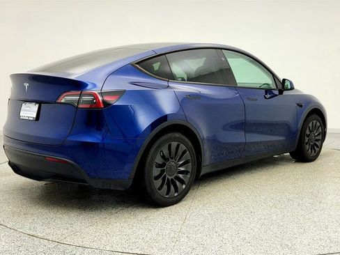 Used 2024 Tesla Model Y 2WD image 5