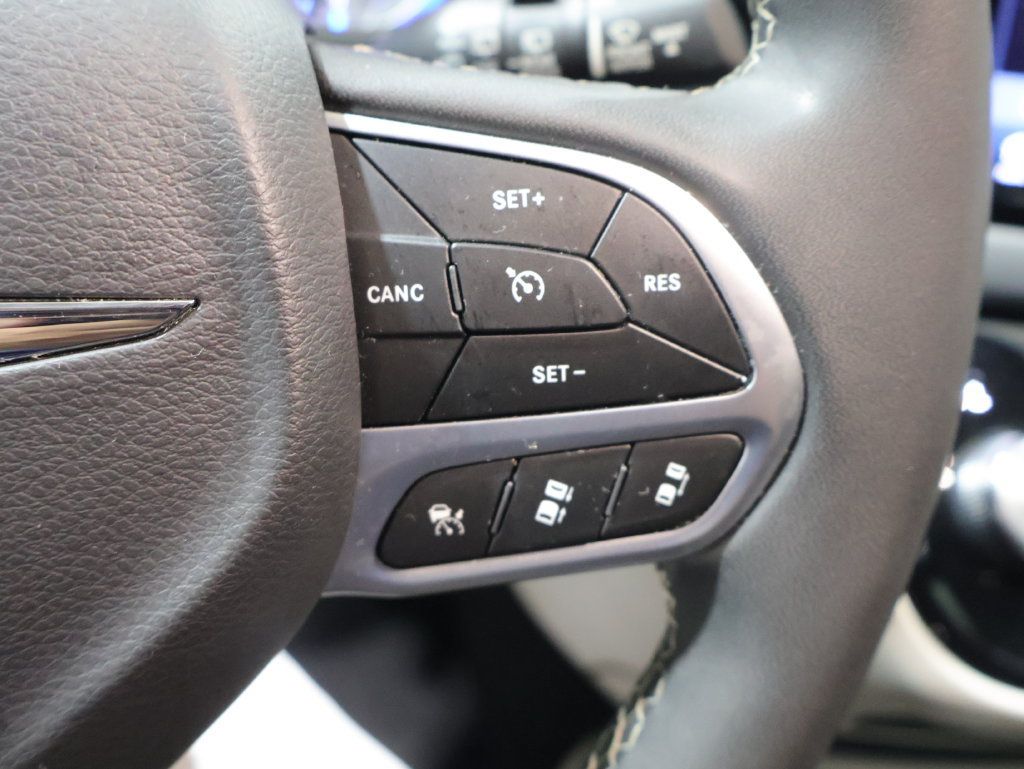 Used 2023 Chrysler Pacifica Touring-L FWD image 29