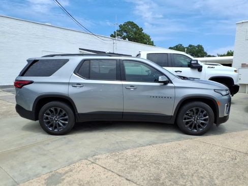 Used 2023 Chevrolet Traverse RS FWD image 2