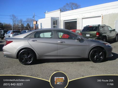 Used 2022 Hyundai Elantra SEL w/ Convenience Package FWD image 4