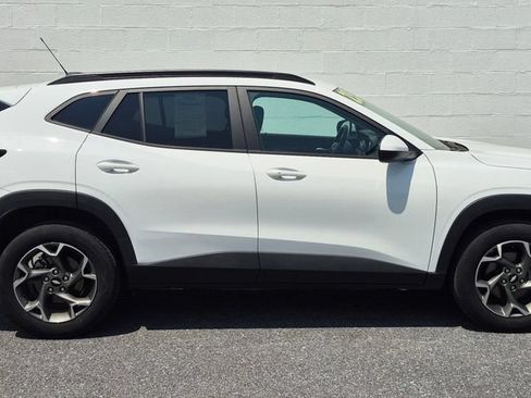 Used 2025 Chevrolet Trax LT w/ LT Convenience Package FWD image 6