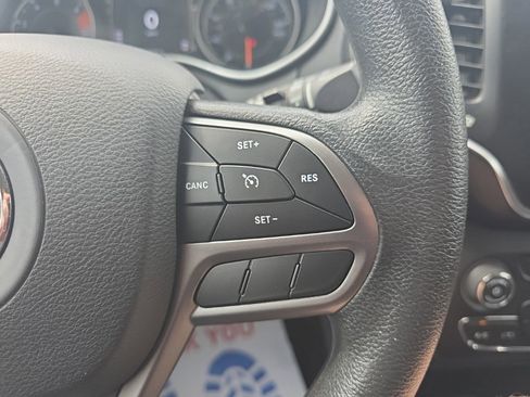 Used 2019 Jeep Cherokee Latitude w/ Popular Appearance Group image 18