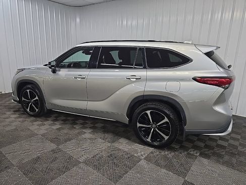 Used 2022 Toyota Highlander XSE AWD/4WD image 4