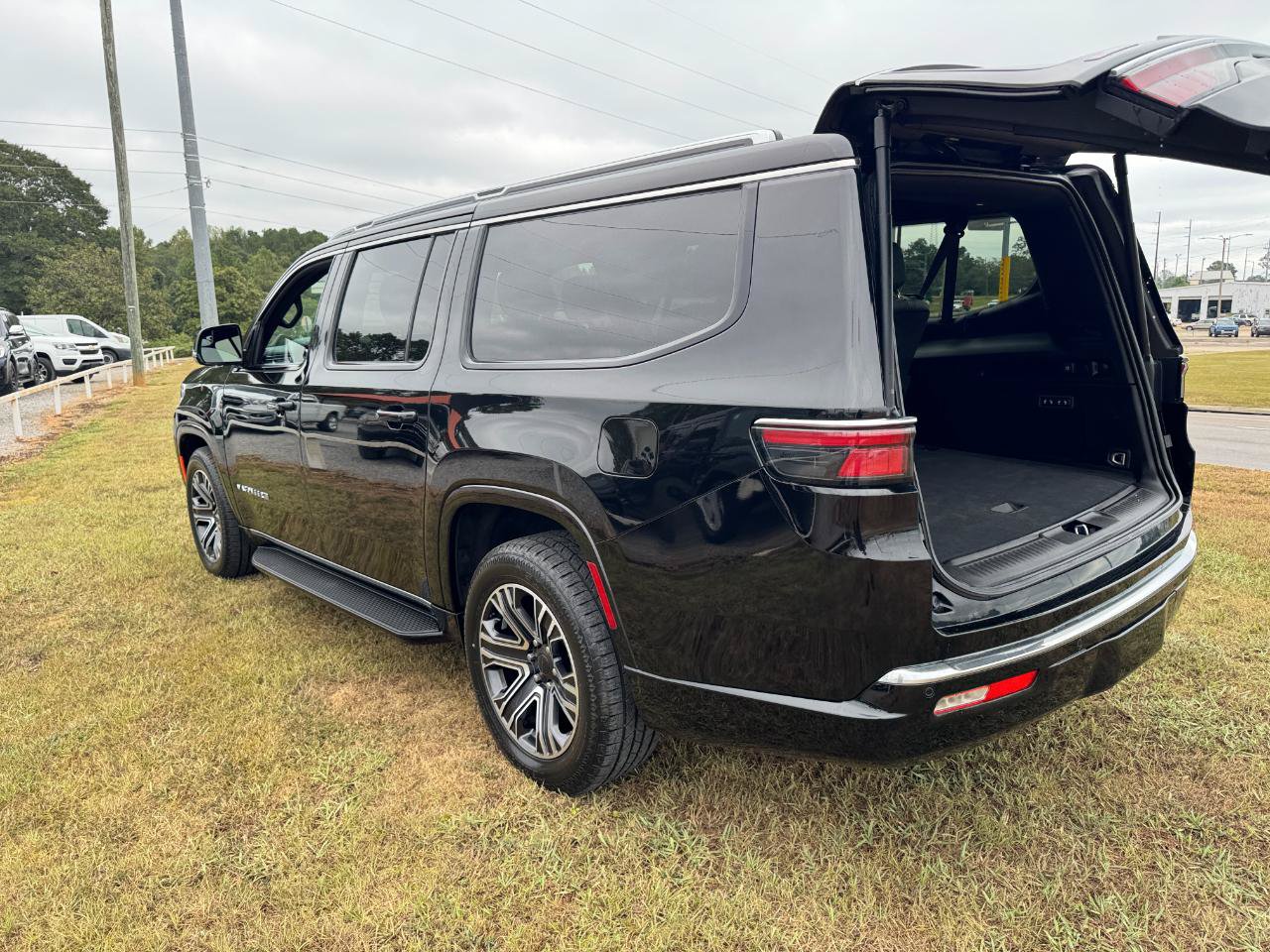 Used 2024 Jeep Wagoneer L Series II AWD/4WD image 19