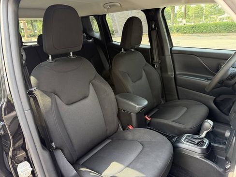 Used 2023 Jeep Renegade Latitude AWD/4WD image 30