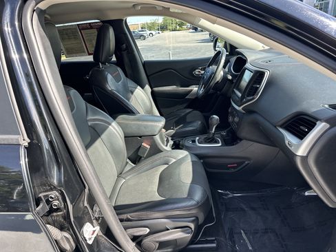 Used 2018 Jeep Cherokee Trailhawk AWD/4WD image 33