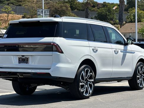 New 2026 Lincoln Navigator Reserve AWD/4WD image 3