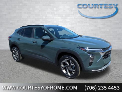Used 2025 Chevrolet Trax LT FWD image 1