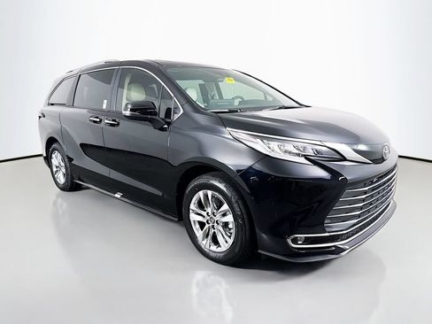 Used 2026 Toyota Sienna Limited FWD image 3
