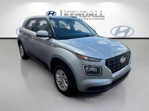 Used 2021 Hyundai Venue SE FWD image 1