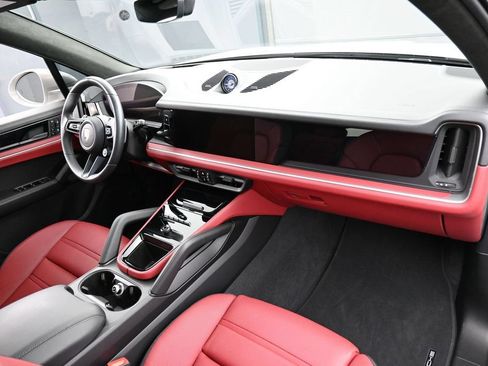 Certified 2025 Porsche Cayenne GTS AWD/4WD image 32