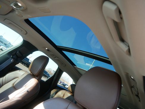 Used 2019 Volvo XC60 T5 Momentum w/ Multimedia Package image 19