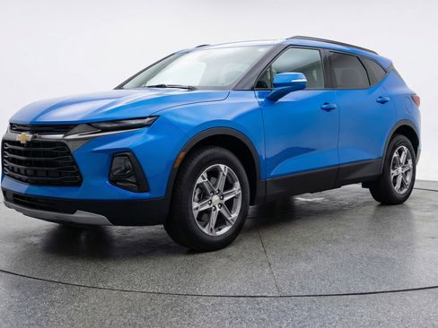 Used 2025 Chevrolet Blazer LT image 3