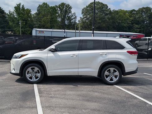 Used 2017 Toyota Highlander Limited image 3