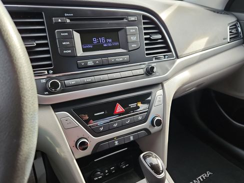 Used 2018 Hyundai Elantra SE image 18