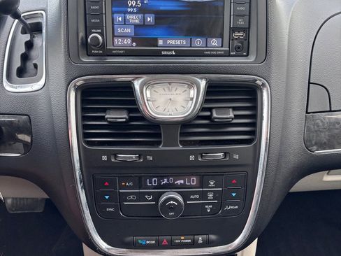 Used 2014 Chrysler Town & Country Touring FWD image 20
