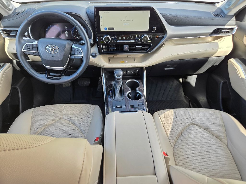 Used 2023 Toyota Highlander Limited FWD image 21