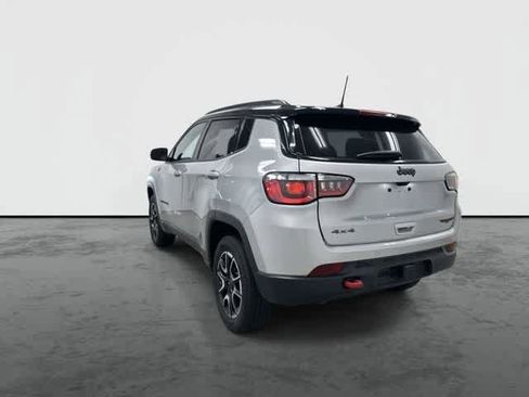 Used 2025 Jeep Compass Trailhawk w/ Trailer Tow Group AWD/4WD image 2