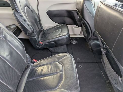 Certified 2019 Chrysler Pacifica Limited image 29