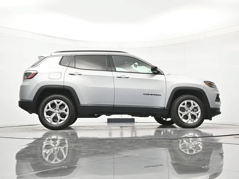 Used 2024 Jeep Compass Latitude AWD/4WD image 39