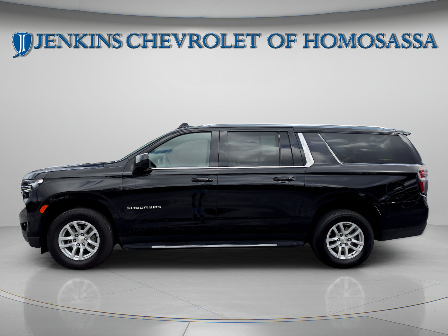 Used 2024 Chevrolet Suburban LT RWD image 9