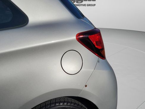 Used 2017 Toyota Yaris L image 19