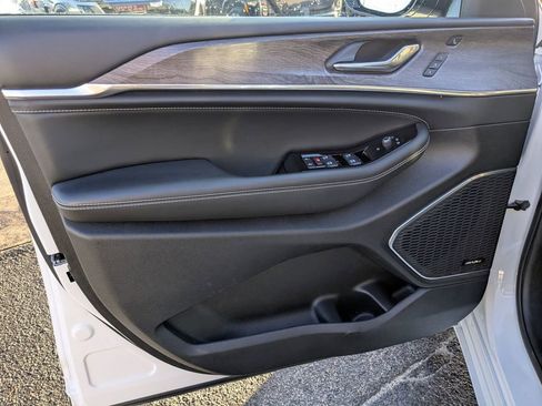 Used 2024 Jeep Grand Cherokee Overland w/ Luxury Tech Group IV image 16