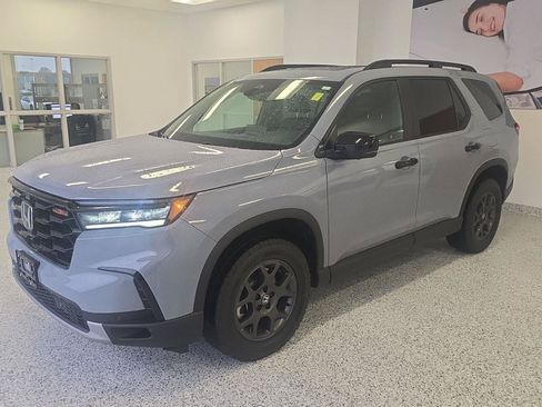 Used 2025 Honda Pilot TrailSport image 19