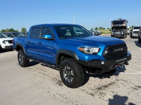 Used 2017 Toyota Tacoma TRD Off-Road w/ Tow Package (A/T) image 2
