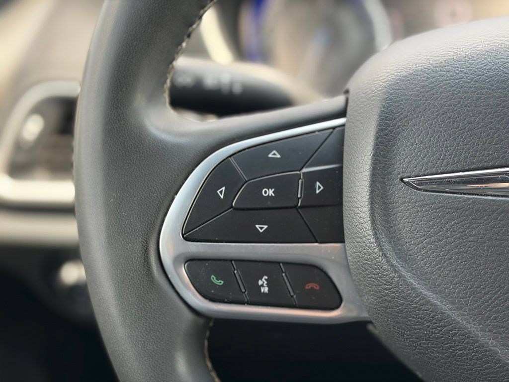Certified 2025 Chrysler Pacifica Select FWD image 24