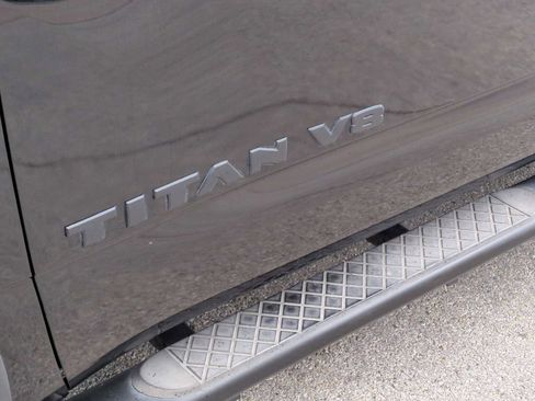 Used 2018 Nissan Titan SV w/ SV Convenience Package image 32