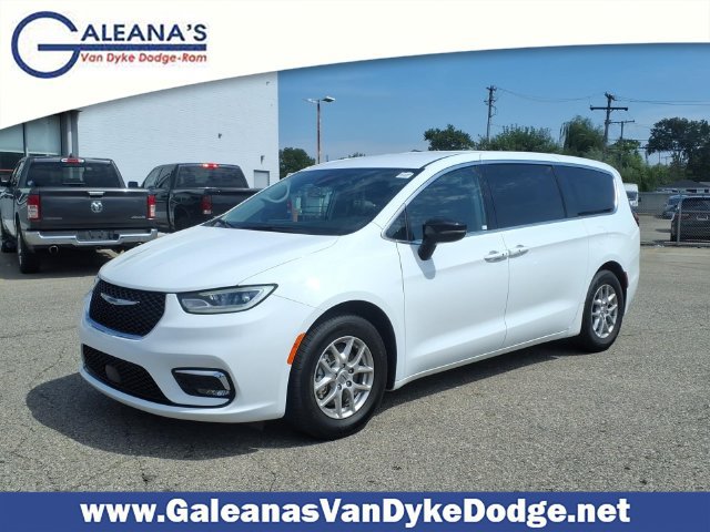 Used 2024 Chrysler Pacifica Touring-L FWD image 1